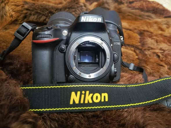 السلام عليكم / كامره نيكون 7200 تايلندي اصلي 
الملحقات :٫ 
استاندات عدد 2 ثلاثي للكامره + ثلاثي اضائه 
عدسه 18.140 vr تايلندي 
بطاريه اصليه 
هود العدسه كبير 
جنطه اصليه من نيكون 
شاحنه  
رام 16G 
الشتر 17 الف 
الكامره معروفه بمواصفاتها تحتوي على واي فاي وذات جوده 24.2 وبديها مقاوم للصدمات... الخ .. مابيه لا شخط ولا ضربه بعدها جديده بمعنى الكلمه 
الكامره حيل جديده مستخدمه شهر واحد فقط  سعرها 660وبيها مجال 
الموقع/ انبار فلوجه /  يوجد توصيل 
تواصى خاص  او اتصال + واتساب  ***********
