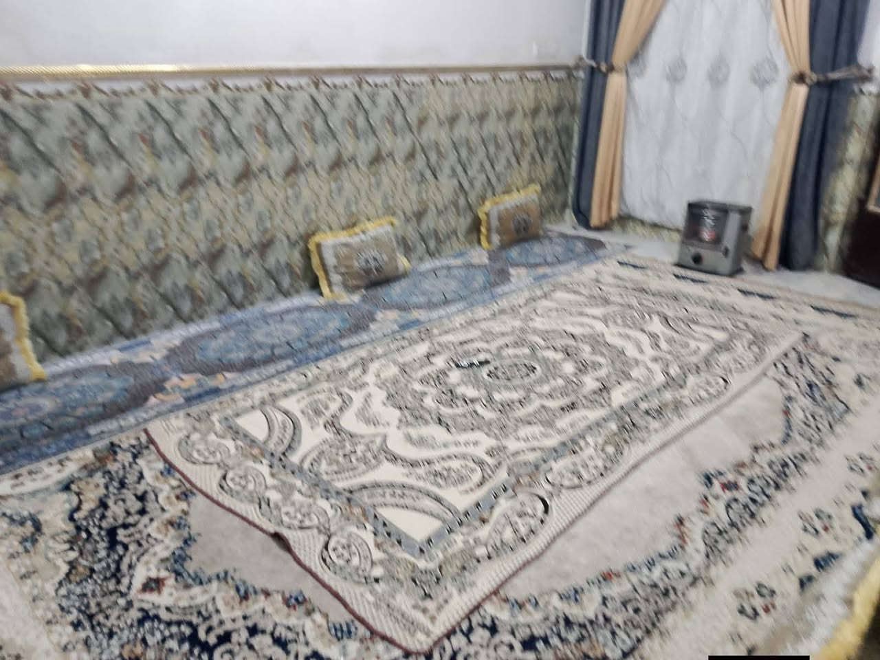 بيت زراعي منطقة الشركة الهندية قرب معمل الغاز مال الكبر ولاغزلان
مساحة 100 متر 5 ×20 طابقين الطابق الجوة كامل كلة سيراميك كامل الرضية مرمر بي 3 غرف نوم اوصالة واستقبال  الطابق الثاني الفوك نقص ارضية كاشي فقط السطح بدون بيتونة اوستارة سعر 100  ***********
