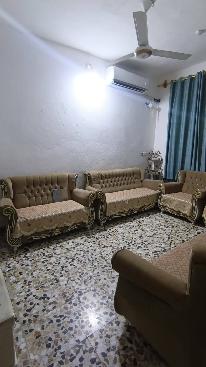 مشتمل مساحته ١١٠نهايه شارع جامع الزهراء الكبير تقاطع المنتدى.. طابق ونص.. غرفتين هول  مطبخ استقبال مناور ٢صحيات داخليه وخارجيه وحمام ب١٤٠وبي مجال للاتصال ***********
