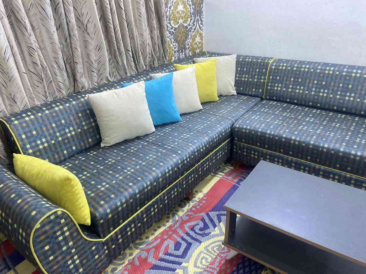 ديوان تركي مع طبله يصير سرير وبي مخزن ب 190 قفله
***********
