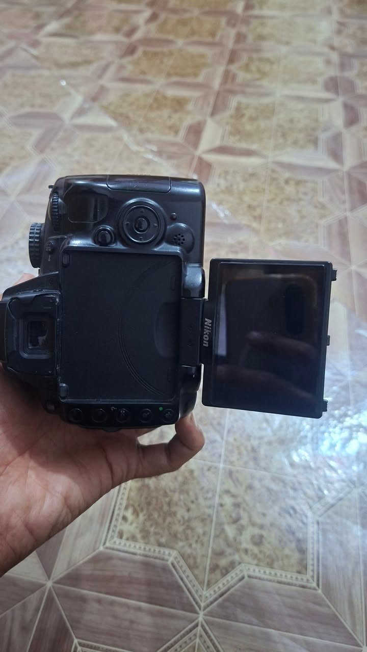 السلام عليكم 
كامره نيكون 5000d للبيع 
مع كافه ملحقاتها 
متوفر توصيل 
رقمي 
***********
