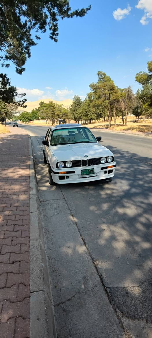 سڵاو خواتان لێبێت
bmw 325i
زەعڕا مۆدێل 1991
مەکینەی25 گێڕی عادی 
ڕەنکی سپی ناو بێجی 
چەمەلغێک و بۆنیتی بۆیاخە من بەکامل ئەیفرۆشم 
سعری33گەڵا

***********
*********** السليمانية, العراق
