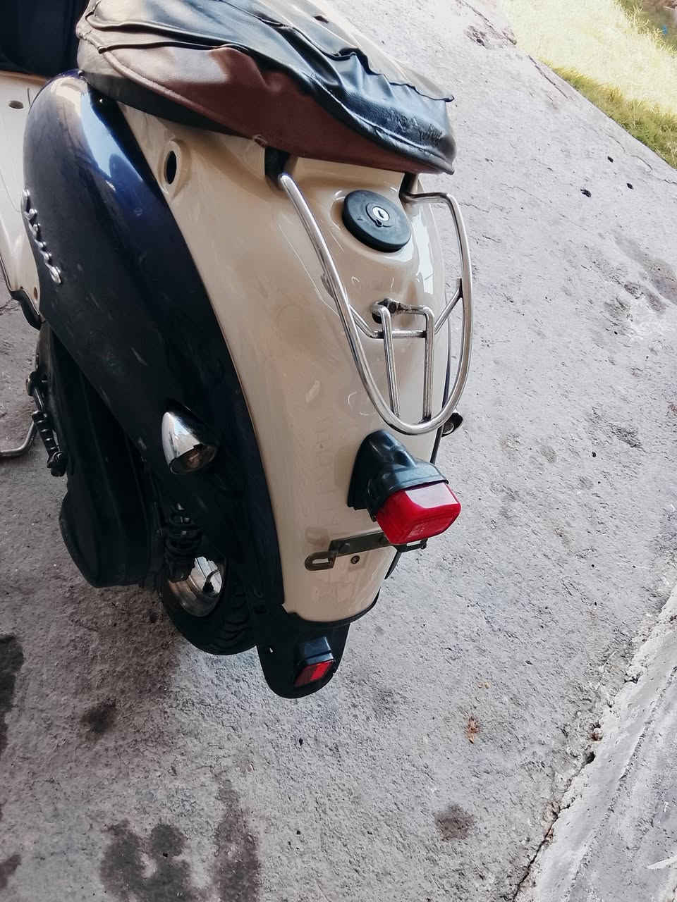 سلم عليكم ورحمه دراجة عبد الحليم اكلاسك للبيع الدراجة نضيفة كداك عينك أو نكرة شغالة  الكهرباءيات أو أوراقه كاملة السعر 300 أو بيهة مجال الاستفسار ***********
