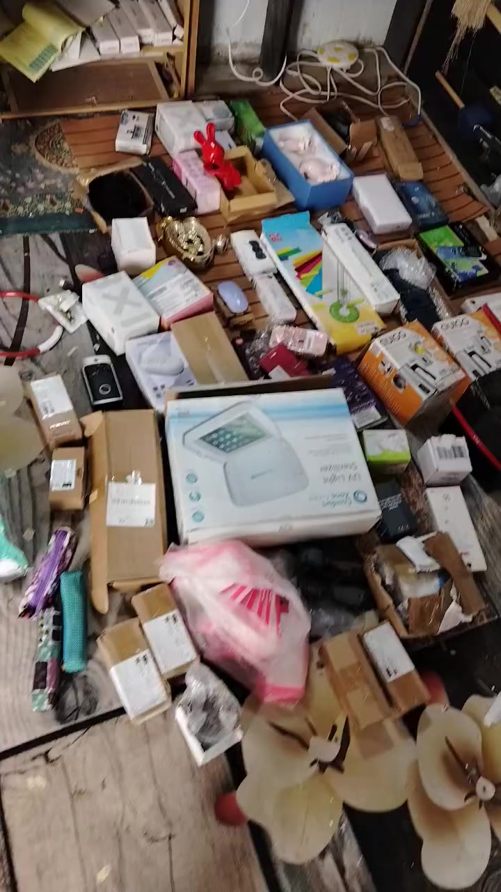 يالله اخوتي شلعه تعد تقريبا من ٥٠ قطعه الى ٥٥ قطعه كلشي بيه غراض سيارت بطاريات لوبتوب هواي بيه غراض تفيد على باب الله يببع بيه بفلس ونص اخوتي هاي سعرها ٧٥الف مع التوصيل اول تم من غير الهدايه


**إذا كنت صاحب هذا الإعلان وتريد حذفه لأي سبب، رجاءا أرسل رسالة إلى الدعم الفني**