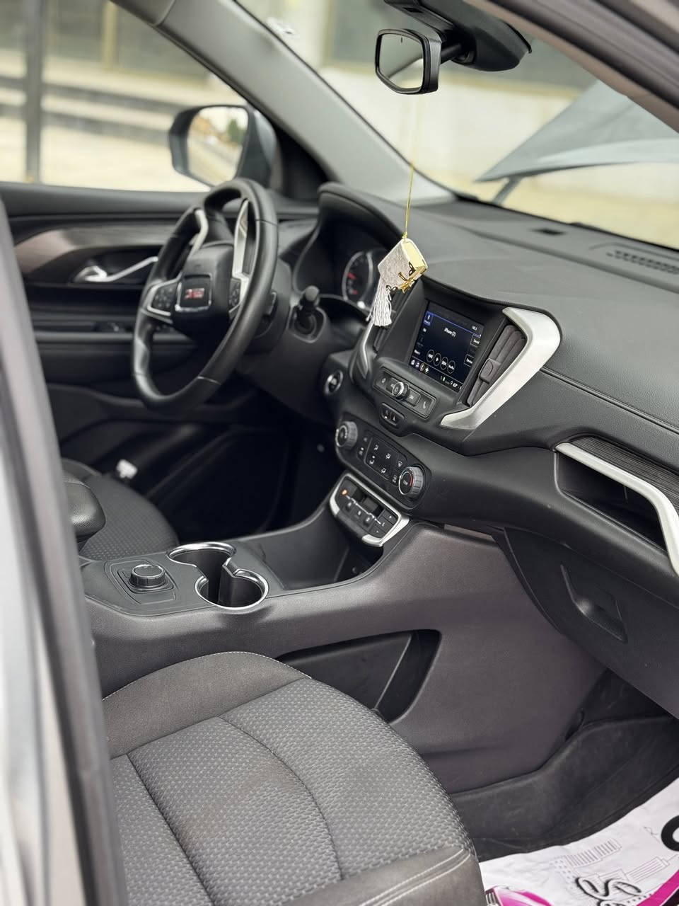 جمسي تيران للبيع – SEL
دخول جديد / رقم أربيل / تحويل مباشر
موديل 2024 – ماشي 17ألف
حادثة باب السايق مبدل أصلي + إضافة بارد بخشم البنيد والجنطة (PDR)
السيارة بحالة الوكالة شرط الجديد
مي – راديتر – تبريد – مراوح كلهن شركة
فقط بيع بدون مراوس
للاستفسار واتساب/اتصال: ‭
‭0786 966 9992
