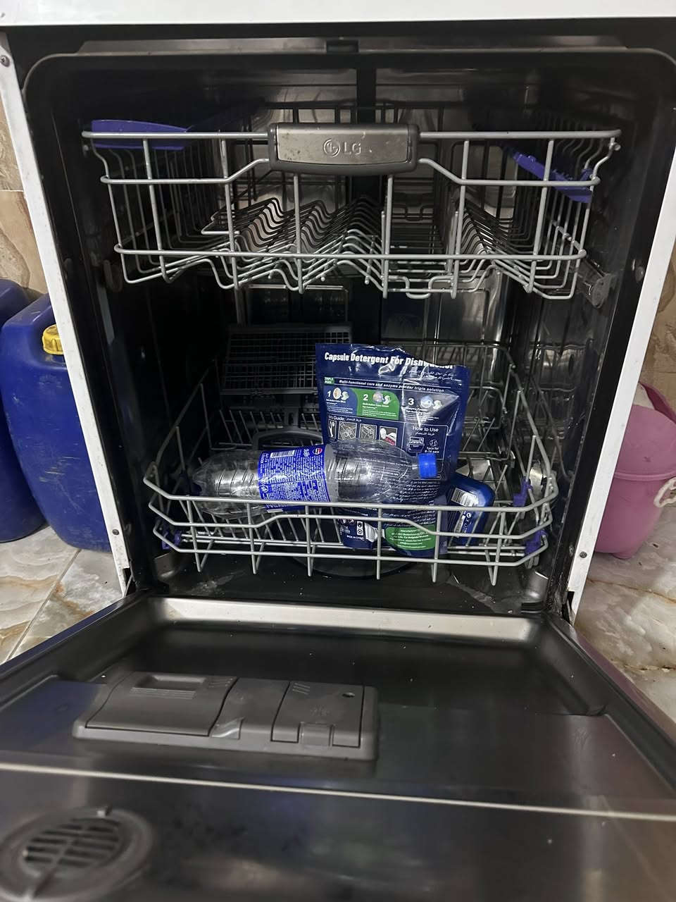 غسالة صحون للبيع نضيفه حيل ما مستخدمه هواي سعرها ٣٢٥ وبيها مجال قليل ***********
