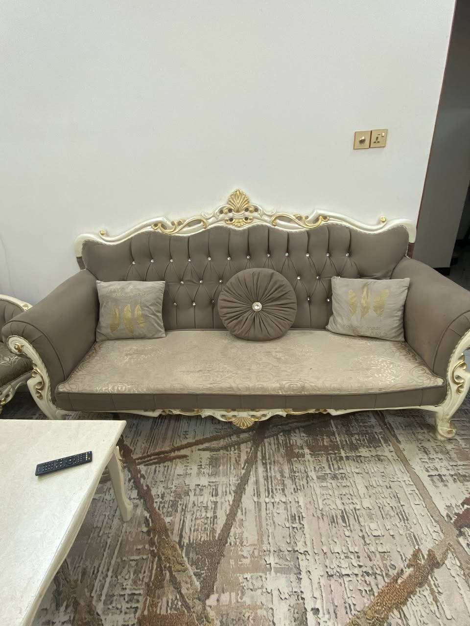 تخم قنفتين واربع كرااسي وطبلات وميز سيت كامل نضيف وفخم للتواصل ***********
