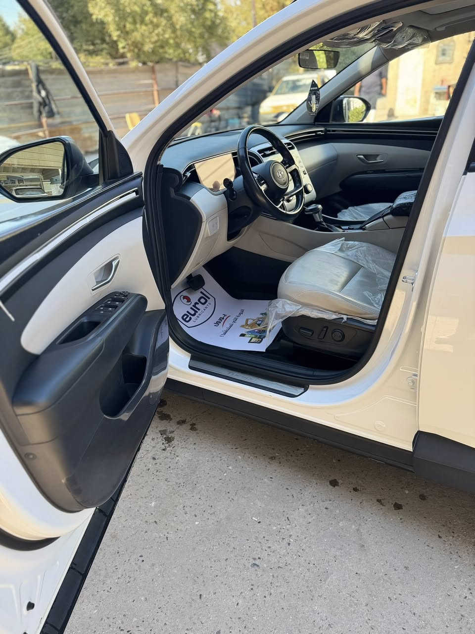 توسان موديل 24 خليجي مكفوله رقم بغداد فول مواصفات 1/1
تشغيل عن بعد/ ماشيه 6000 الف حقيقي 

بانوراما/فول تحكم ستيرن/بصمه/كراسي كهرباء جلد/اشاير مري كهرباء/حساس امامي خلفي كامره دواره/شاحن ذكي/ثلاث انظمه قياده/ ويل 19/هاند بريك بصمه/جنطه كهرباء

مكاني بغداد الاعلام للاستفسار الاتصال على الرقم واتس موجود

‭0780 705 3354‬
