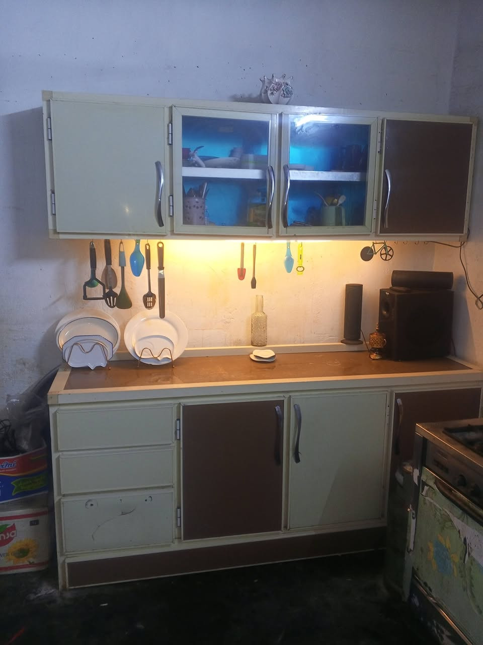 سلام عليكم كاونتر اللبيع قطعتين والسنك مال الشراي يصل سعره 300 ***********
