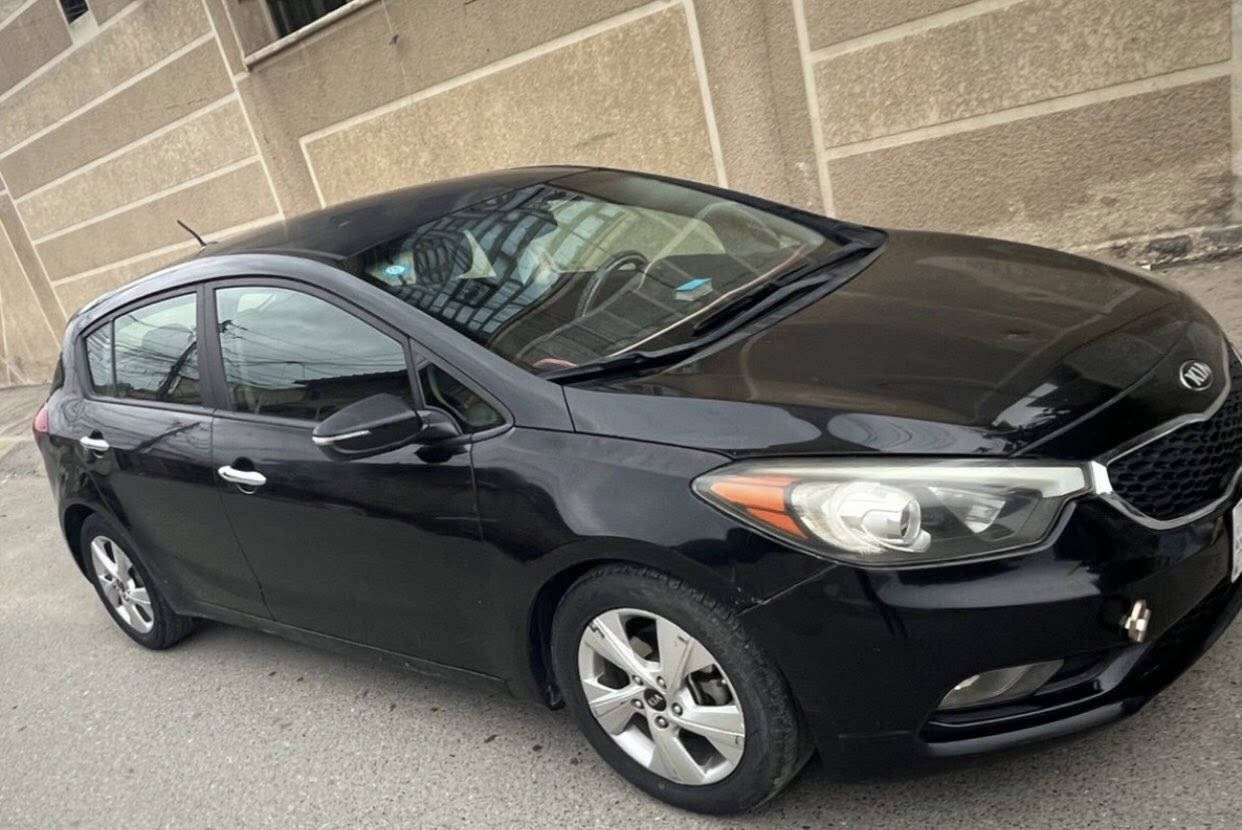 السلام عليكم عندي كيا فورتي موديل 2016 محرك 2000 تحكم ستيرن وارد امريكي حادثه بين الباب والجاملغ الايسر شواصي الغود مكفوله رقم بغداد الماني مشروع وطني العنوان بغداد السعر 90 غير متواجد على الفيس للاستفسار الاتصال على الرقم ***********
