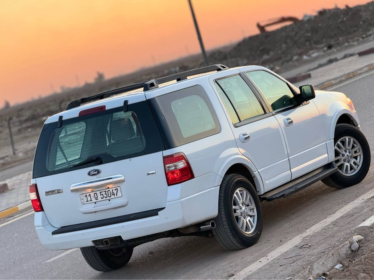 اكسبديشن خليجيه 
موديل 2011 ماشيه128 الف 
كفاله عامه كير محرك كفاله على وضع الشركه 
3قطع تبريد 7راكب تبريد ثلج ❄️ 
صدر جيد بلشركه مبدل تخم تاير ياباني 
بسمي رقم بغداد  
مكاني بغداد *********** الفارس, صلاح الدين
