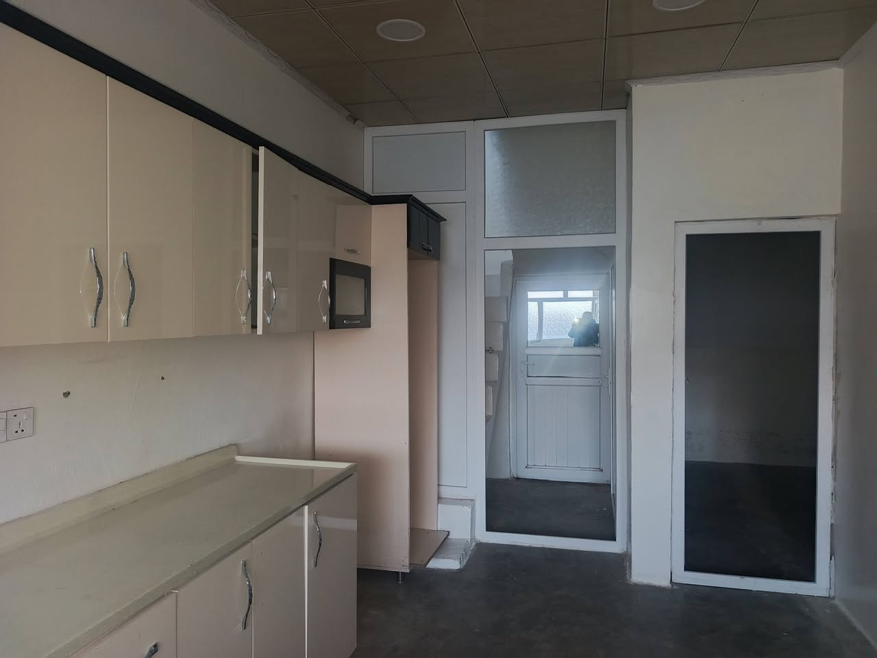 سڵاو هاوڕێیان
هەرزان  هەرزان  هەرزان
لەشەهیدانەوە لەگەڵتانداین
ڕووبەری ئەم خانووە  80متری جوارگۆشە
خانوویەکی جوانوو پاکو پختە یە
سەقفی مغربی دکتی مووبەریدە
شوێنی زۆرخۆشە ڕووی خۆری بەیانیە
ماڵی فەقەقیرە
ـــــــــــــــــــــــــــــــــــــــــــــــــــ
ژوورەکانی
میوان
هۆڵ +جێشت خانە
ژووری خەو
حماموو سەرئاو
دەرەجی خارجیە
ـــــــــــــــــــــــــــــــــــــــــــــــــــــ
بۆزانیاری زیاتر پەیوەندی بکە ژمارەکانی نووسینگەوە
***********
***********
***********
ـــــــــــــــــــــــــــــــــــــــــــــــــــــــ
یان دەتوانیت سەردانی نووسینگە بکەن
ناونیشانی نووسینگە
کەلار مەجمووعەی 500ماڵەکە نزیك مزگەوتی تەقوا
