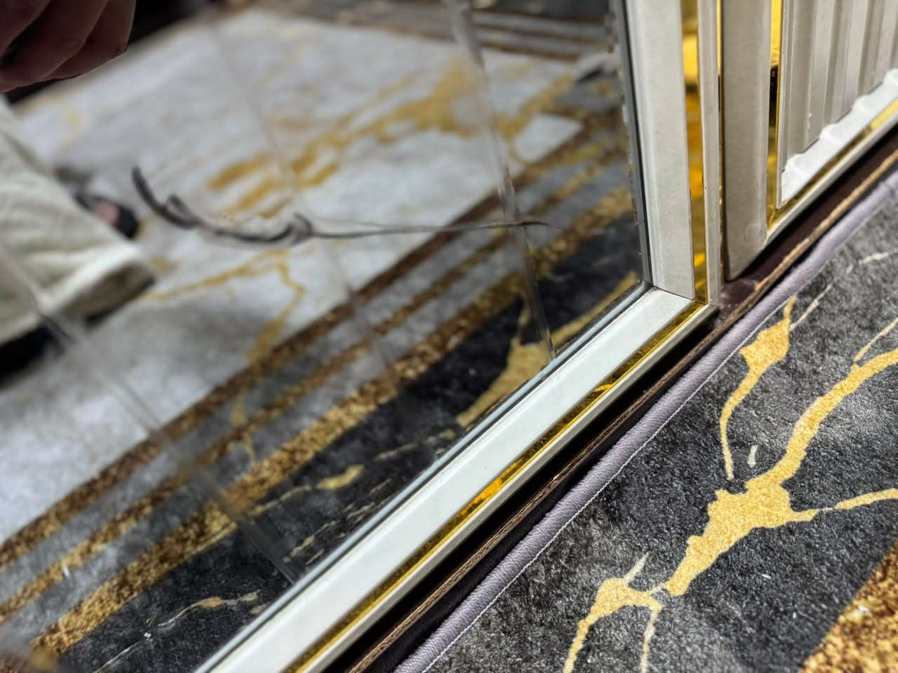 غرفه نوم للبيع اضرارهابسيطه العنوان بغداد حي الحسين السعر مليون و٢٠٠ الرقم ***********
