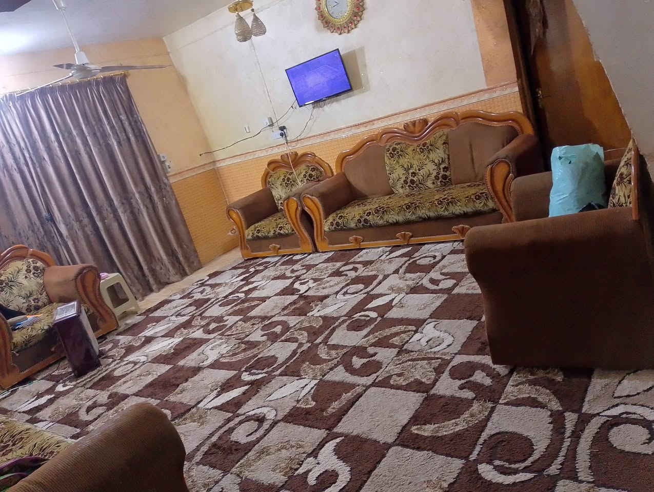 السلام عليكم دار للبيع مساحه 320 البيت طابقين طابو صرف بي خمس غرف نوم بي هول عدد 2 مطبخ حار و بارد الموقع معل السوس ***********
