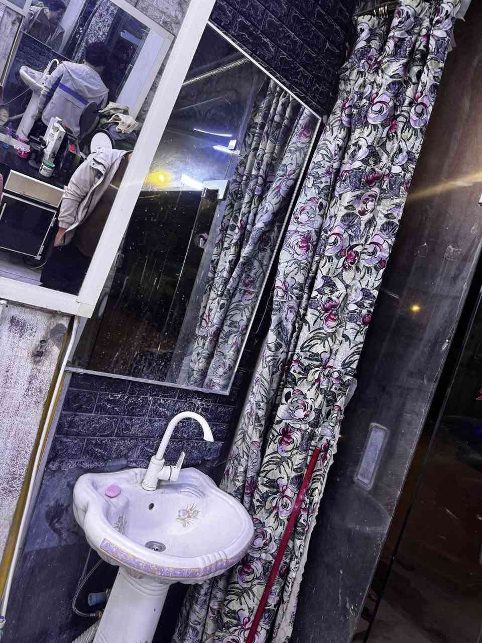 السلام عليكم
غراض حلاقه للبيع 
 ٣ جامات خلفيه +جامات ٣ وميز حلاقه كامل + كرسي +مغسله مع جامه 

للاستفسار  ***********
