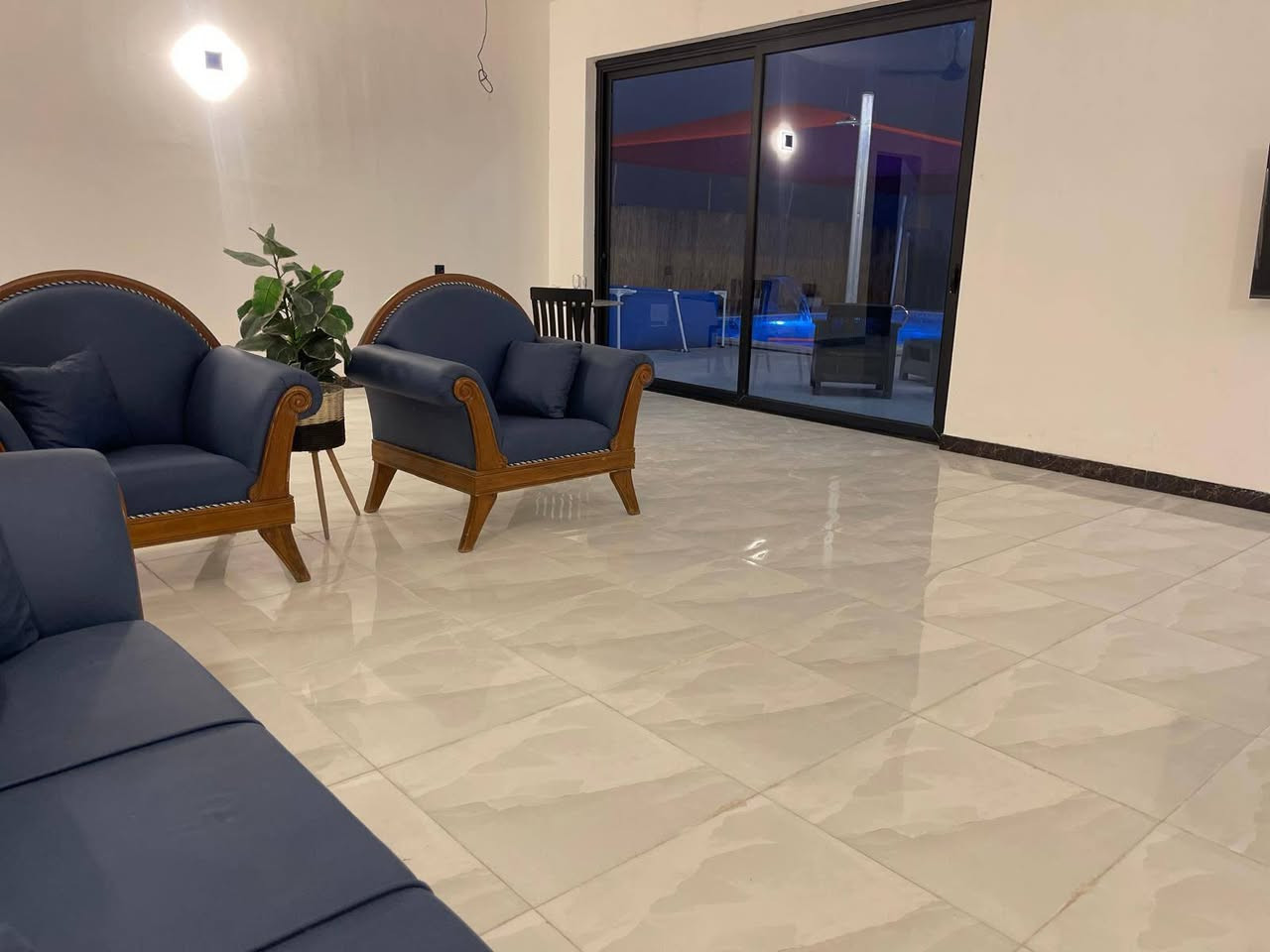 💎🌴 مزرعة لمار بغداد 🌴💎
✨ وجهتكم الأولى للراحة والاستجمام واللمة الحلوة ✨
📍 بغداد – الرضوانية، بالقرب من المطار
✅ موثقة على تطبيق أجرلي.
🌿 إذا تدور مكان يجمع الخصوصية، الهدوء، النظافة، والمتعة... فأنت بالمكان الصح.
🏡 مميزات المزرعة: 🛏️ غرفتا نوم + صالة مريحة.
🍽️ مطبخ داخلي ومطبخ خارجي مجهزان.
🚿 3 حمامات (2 داخلي + 1 خارجي).
🏊‍♂️ مسبح كبير (10×5) مع نظام فلاتر ألماني يعمل 24 ساعة.
🌳 جلسات خارجية مريحة بأجواء هادئة.
🔥 باربكيو متكامل للشوي.
🛝 ألعاب أطفال.
🏓 تنس طاولة وألعاب ترفيهية للكبار والصغار.
📶 إنترنت 4G.
⚡ كهرباء 24 ساعة.
🎉 مثالية لـ: 👨‍👩‍👧‍👦 اللمات العائلية.
🎂 أعياد الميلاد.
🎈 المناسبات الخاصة.
👥 تجمعات الأصدقاء.
🌙 سهرات الشواء والجلسات الخارجية.
🕒 أوقات الحجز: ☀️ اليوم الكامل: 10:00 صباحًا ⬅️ 8:00 صباحًا لليوم التالي.
🌅 الشفت الصباحي: 10:00 صباحًا ⬅️ 6:00 مساءً.
🌙 الشفت المسائي: 8:00 مساءً ⬅️ 8:00 صباحًا.
💙 عيشوا أجمل الأوقات، واستمتعوا بأجواء مميزة وخصوصية كاملة بعيدًا عن زحمة المدينة. احجزوا موعدكم من هسه وخلو ذكرياتكم الأحلى بمزرعة لمار بغداد.
📞 للحجز والاستفسار:
☎️ ***********
🌴 مزرعة لمار بغداد... راحتكم ومتعتكم تبدأ من أول لحظة. أهلاً وسهلاً بكم دائمًا. 💎
