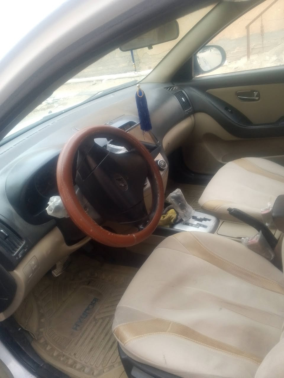 للبيع
الانترا موديل 2011 مقدس 
السياره جديده وجاهزه مال جناي كير ومكينه وحداديه مكينه 1600 
السيارة بيها 3 قطع باب الصدر والجاملغ الأمامي و البنيدتبيل فقط 
رقم اربيل سنويه نافذه اباسم كردي ياخذ ورقه تحويل او وكاله  السعر 95 وبيها مجال 
مكان السياره النجف المركز للاستفسار
***********
