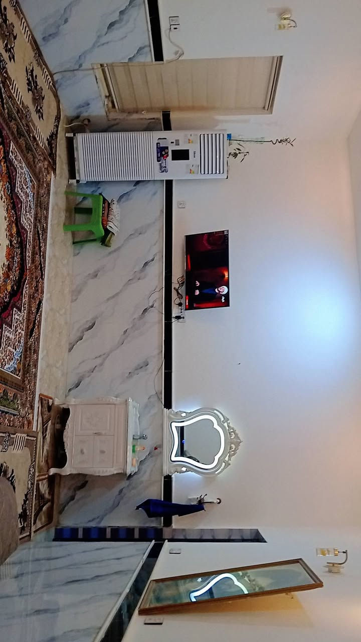 سلام عليكم دار للبيع ركن تجاري 250 متر على شارع 50 واجهت البيت 20 حي الصحفيين ركن  المدرسة الصينية محلات تجارية 2 غرف نوم 1صاله 1صتقبال مطبخ حمام 2 منور 2 وكراج وحديقه 2 للستفسار رقم الهاتف والتساب ***********
