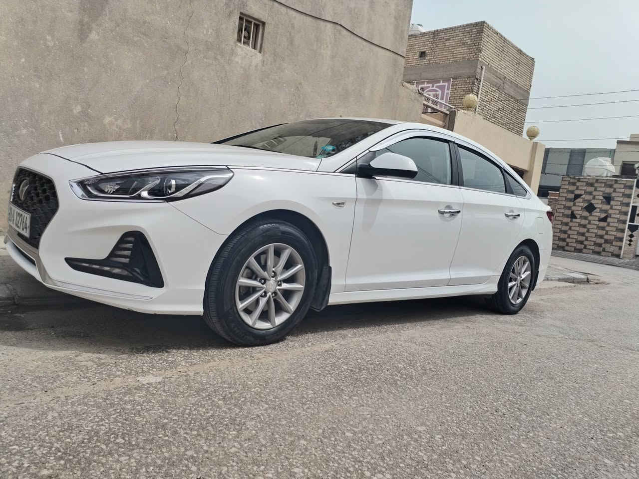 سوناتا وارد كوري موديل ٢٢ أصل/غاز
مرقم ( نجف ) دولي وبأسمي سنويته ل نهاية ٢٠٢٩ 
سيارة مكفولة ونظيفة كلش وعلى وضع الشركة 
.*. دواخل نظيفة كلش.*. كير ومحرك بلادي 
مواصفاته:- 
بصمة تشغيل / بصمة بيبان/ شاشه وكامرا بلاد/ كشن كهرباء/ كشن تبريد وتدفئة/ تبريد قطعتين/ حساس اطارات/ لد امامي وخلفي/ نظام قيادة " إيكو+ عادي / تبريد منفصل 

(( وعليه إدامة فول / دهن كير أصلي سعر اللتر الواحد ٢٥ الف/ ودهن محرك أصلي جديد يمشي ١٠ آلاف كيلو/ و بوليش ألماني ماركه عالمية))
سيارة ما متعوبة وحتى حدادية الشركة ما مفتوحة 
مكان السيارة/ النجف الاشرف 
السعر / ١٨٠ قفله 
*********** 
( فيديو السيارة موجود بالمنشور)
