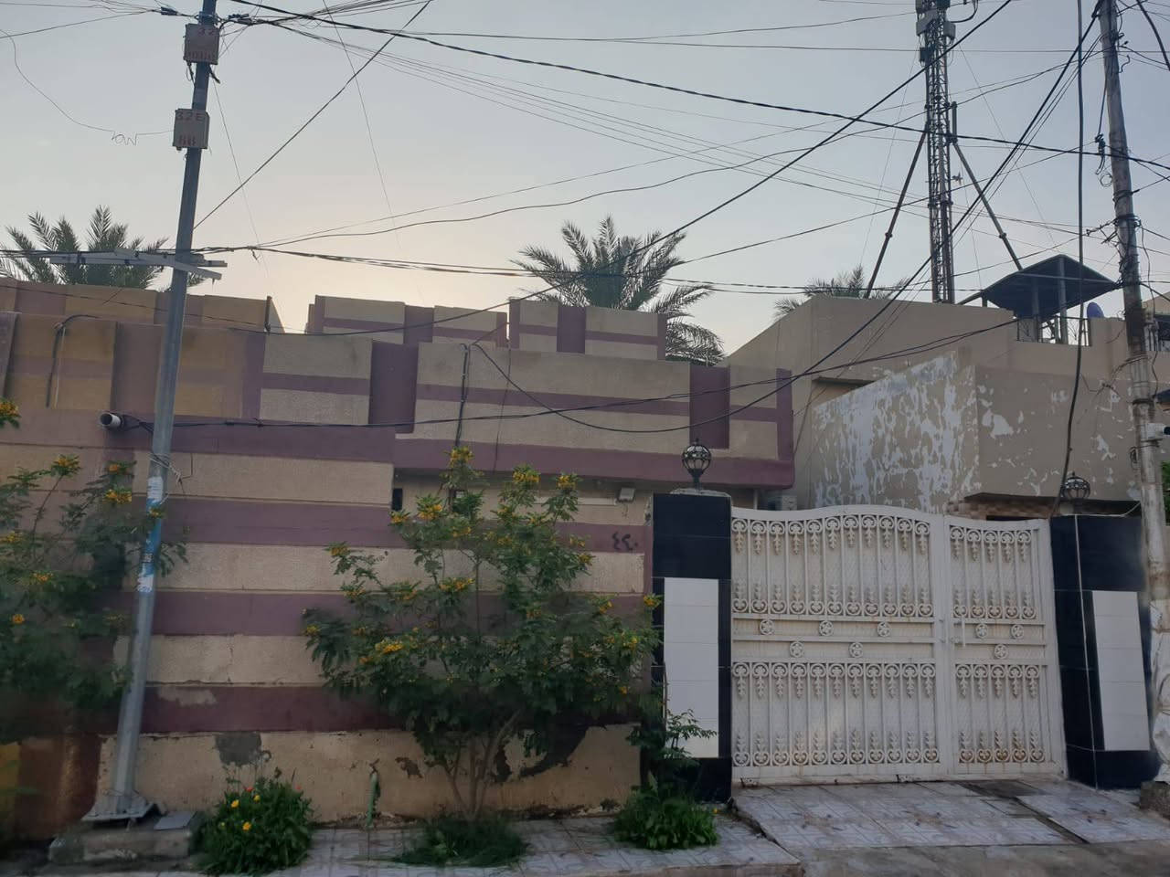 للبيع بيت طابقين طابو صرف
بعقوبة القديمة / حي المهندسين
خلف كاتب العدل القديم، 
المساحة 172 متر
بناء حديث 2018
يحتوي على غرفة فوق وغرفة جوه، ومطبخ وصالة وهول وحمام وحديقة داخلية
السعر 215 مليون وقابل للتفاوض ***********
ابوسيف
