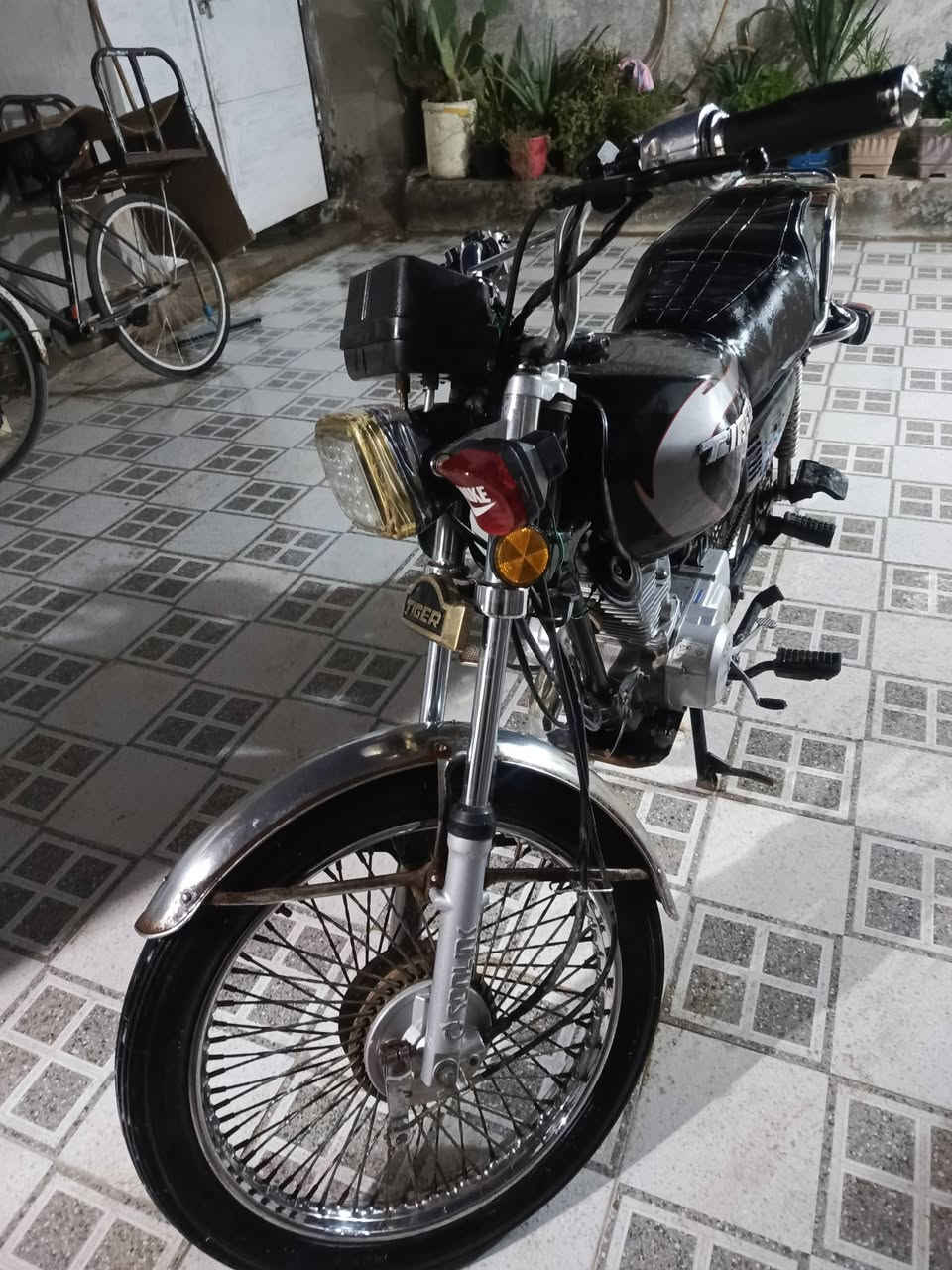 عليكم دراجه تايكر  2020 أوراق كوت 5 للبيع       دراجه كهربائية كله شغاله لدراجه مابيه اي شي احله من لصوره المكان واسط العزيزية السعر 525 وبيه مجال الاستفسار الاتصال على الرقم التالي***********
