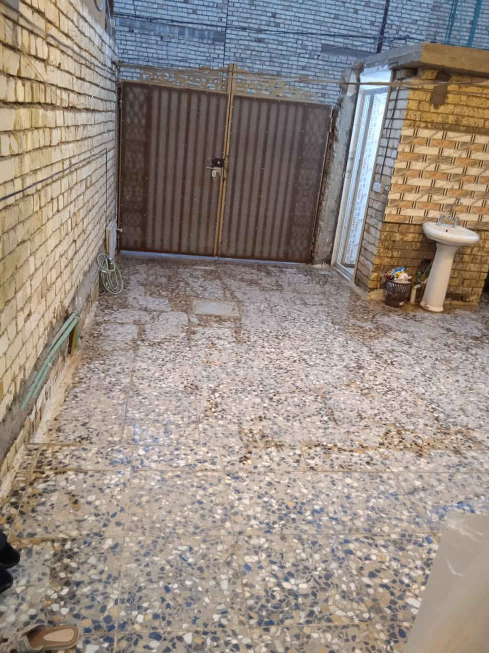 الدار للبيع المساحه ١٥٠ متر الطابق الارضي يتكون من استقبال ومطبخ وغرفه وحولي وكراج  وصحيات ولطابق الثاني يتكون من غرفتين وحولي بيت حديث تاريخ البناء 2025 عرض الشارع ٨ وبيوت كدامك ماكو السعر ١٤٥ 
للاستفسار الاتصال على هاذا الرقم ***********
