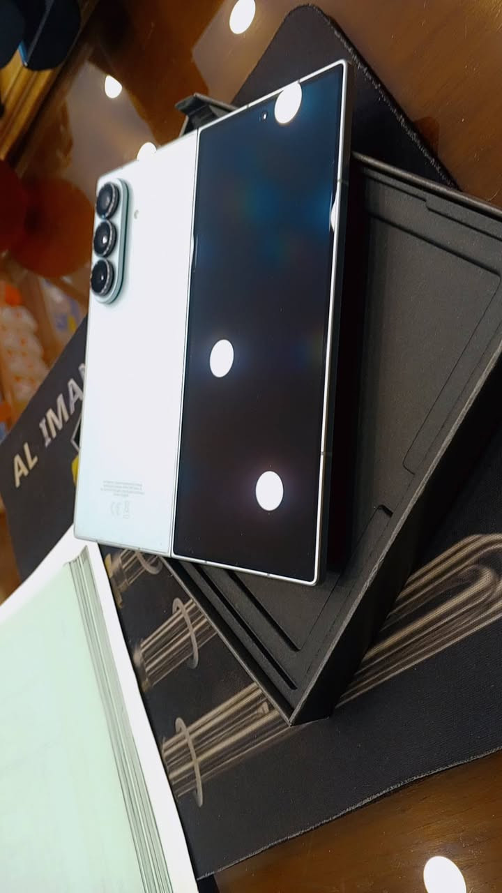 سلام عليكم عندي جهاز سامسونجZفلب 7الذاكره 512الجهاز استعمال مال بيت امانت الله بعده جديد للستفسار ***********المكان الكرادة شارع 52
