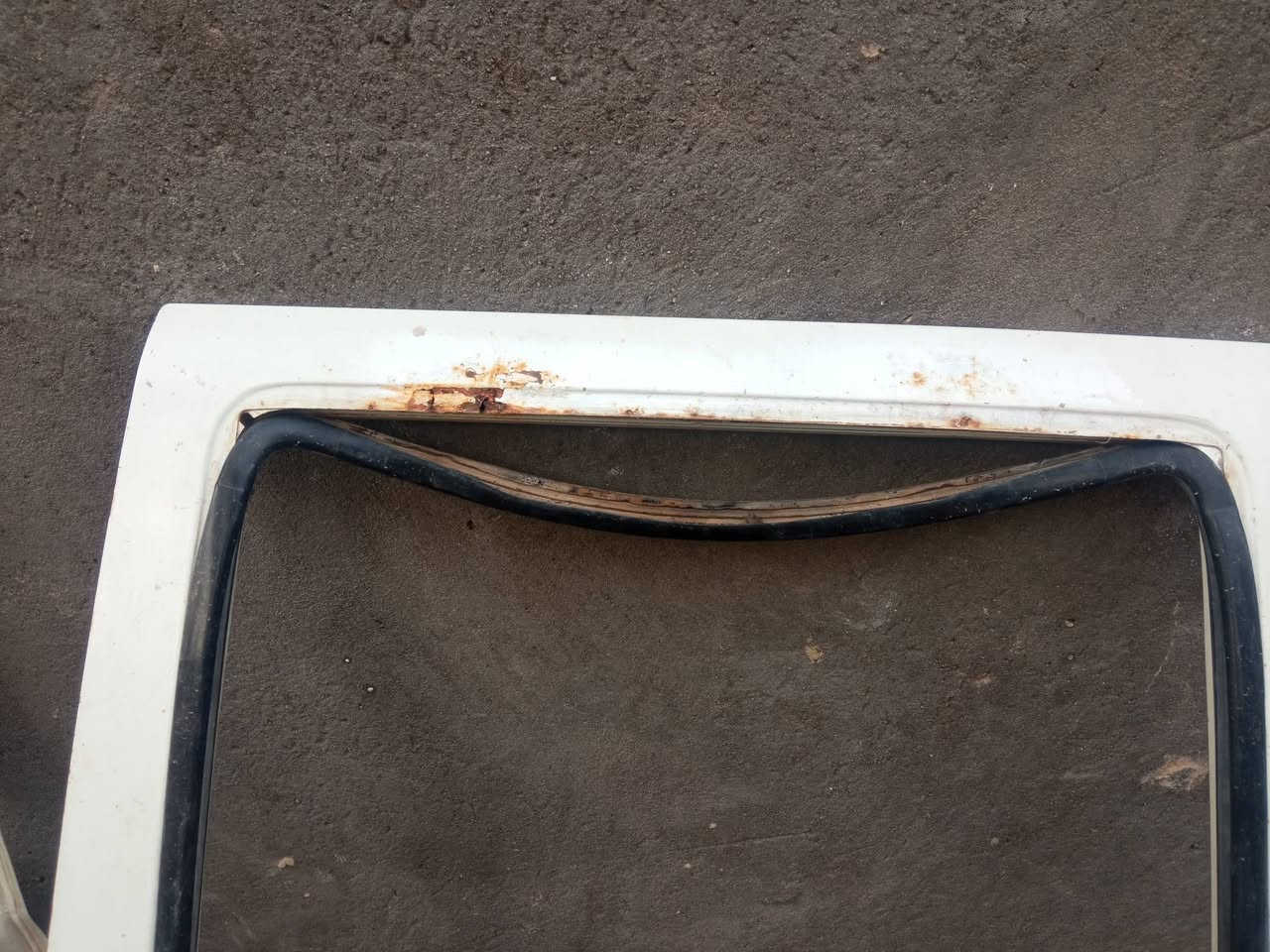 اسلام عليكم /بيبان تيوتا موديل تسعينات مع جاملغات السعر 250 وبيه مجال مكاني السماوه  الخضر /***********/***********
