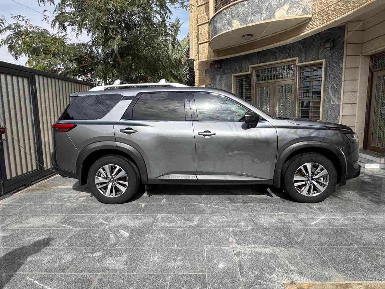 للبيع نيسان باثفايندر 2023 فئة SL
بدون صبغ بدون استبدال (تعديل بارد بالصندوق فقط) 
السيارة مغلفة بالكامل بـ PPF.
الممشى: 70,000 كم
7 راكب
السيارة نضيفة وجديدة جداً ومعتني بيها.
 محرك V6 سعة 3.5 لتر.
 كير اوتو 9 سرعات.
 مقاعد جلد.
 تدفئة للمقاعد الأمامية والستيرن.
 شاشة وسطية 9 إنش مع ملاحة (Navigation).
 شحن لاسلكي للجوال.
ابل كاربلاي واندرويد اوتو لاسلكي.
 تكييف ثلاثي المناطق.
 باب خلفي كهربائي.
 رادار أمامي مع فرملة طوارئ.
 مثبت سرعة ذكي (ProPILOT Assist).
 كاميرات محيطية 360 درجة.
 مراقبة النقطة العمياء.
 تنبيه الخروج عن المسار مع المساعدة على البقاء بالمسار.
 تنبيه حركة المرور الخلفية.
مكان السيارة البصرة.
السعر: ٢٧٥ ورقة

***********
