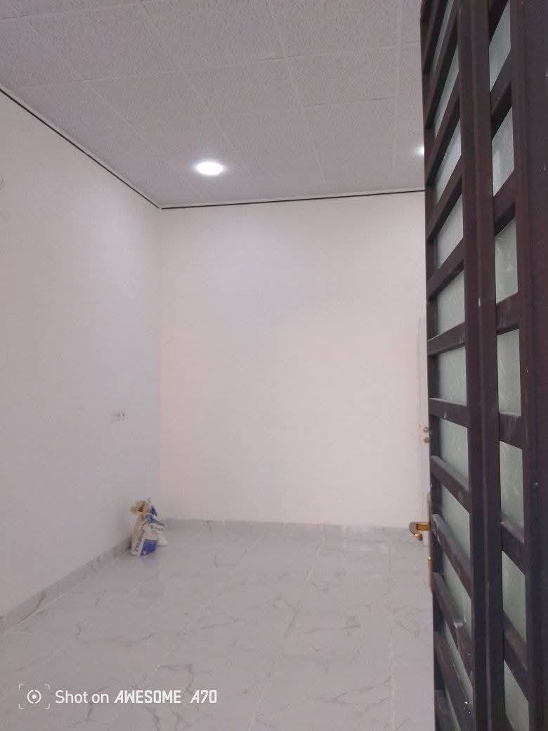 بيت للبيع حي السماح التسعين قرب بنزيخانة المشاعل مساحه 100 متر جبهه 5 عمق 20 سند جديد 25 المكاتبه مع الشرعي وشرط التحويل خدمات كامله تبليط ماء كهرباء البيت فول وتسليم مباشر مامسكون السعر 110 وبي مجال بسيط للاتصال *********** او ***********
