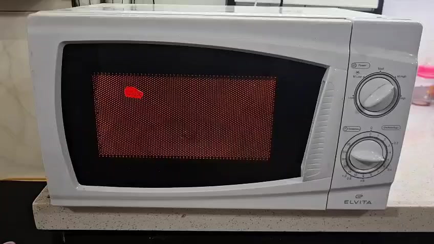 باله مستخدم عندي ١٣ قطعه 
ميكروويف من نوع Elvita (طراز Elvita M203)، ويتميز بالمواصفات التالية: 
السعة: 20 لتر.
الطاقة: 700 واط.
الوظائف: يحتوي على مستويات طاقة متعددة وخاصية إذابة التجميد (Defrost).
التصميم: لون أبيض مع واجهة زجاجية سوداء ومفاتيح تحكم يدوية.
ب٦٥ 
توصيل جميع المحافظات ٥


**إذا كنت صاحب هذا الإعلان وتريد حذفه لأي سبب، رجاءا أرسل رسالة إلى الدعم الفني**