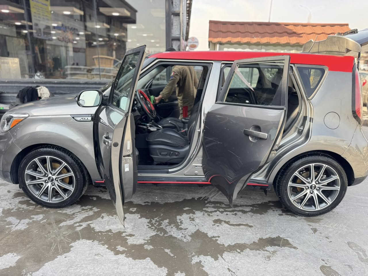 السلام عليكم
سيارة صول موديل 2018 تيربو
فول مواصفات 
بصمة تشغيل + بانورما+ ترحيب عن بعد+ مري شفت +اشاير بالمري 

3 انظمة قيادة
الكشنات كهرباء + تدفئة 
ضربتها جاملغ خلفي فقط مصبوغ 
السيارة ليبل واحد 
سعرها 130 وبيها مجال بسيط 
مكاني بغداد البلديات 
رقم الهاتف ***********
