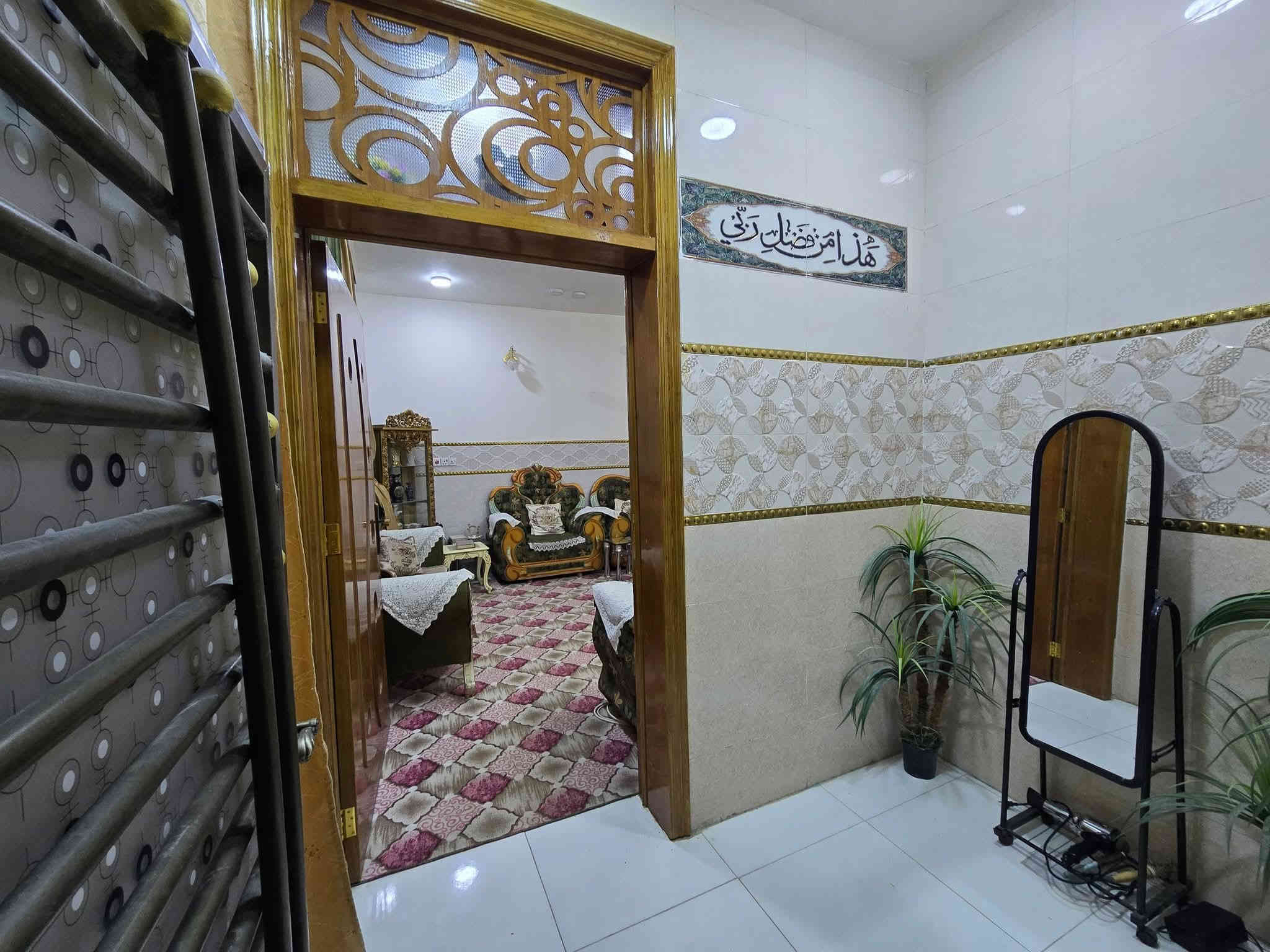 دار للبيع مساحه 200م 
طابو زراعي سند 25 
الطابق الاول 
غرفتين نوم.   هول.   استقبال.   مطبخ.   مجمع صحيات داخلي وخارجي.       كراج سياره 

الطابق الثاني 
غرفتين نوم.     هول.     مجمع صحيات.   

السعر 135وبيه مجال.   بيع مستعجل 

بناء حديث  طابوك.  صب كونكريت.    عرض الشارع 8م
بابل ورديه داخل قرب الأمام سيد موسى 
***********
