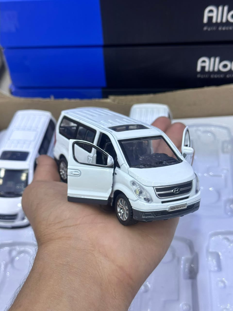 السلام عليكم
🚐 نموذج هيونداي ستاركس حديد بالكامل

✨ حجم ١٥ سم تقريباً
🔊 صوت + ضوء
🚪 أبواب قابلة للفتح
🛠️ تصميم واقعي وجودة ممتازة

💰 سعر المفرد: ١٠,٠٠٠ دينار عراقي

📦 سعر الجملة: الدرزن (١٢ قطعة) ٧٠,٠٠٠ دينار عراقي

📩 للطلب: أرسل صورة المنتج مع الاسم، العنوان، ورقم الهاتف.

🚚 شحن إلى جميع المحافظات

للحجز تواصل واتساب : ***********
