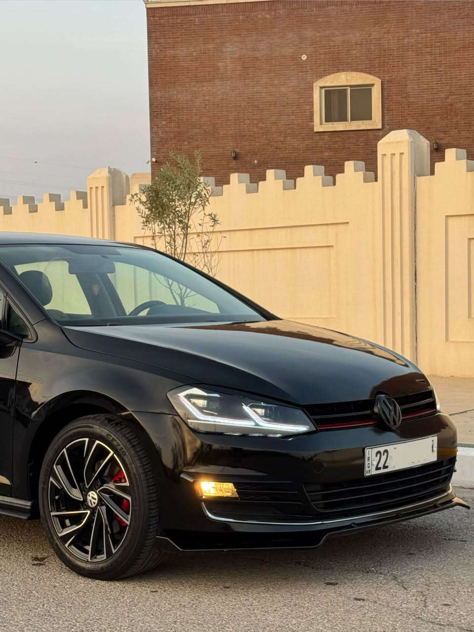 فولكسواكن كولف 2017 
محرك 1.8 توربو 
مواصفات TSI 
مشدود عليها كت كامل دوسات ولحية وجنح و دفيوزر TCR 
لايت GTI 
ويلكب رياضي 
شاشة محدثة مال GTI
ماشية 60 الف 
رقم سنوية جديد 
ضرر بنيد وجاملغ وهنا صاير بيها شوية بلباب شوية بلخاملغ الخلفي
بدون دواخل  
كير محرك كلة بشرط ممفتوح 
مكان السيارة اربيل
السعر 119  
*********** أربيل, العراق
