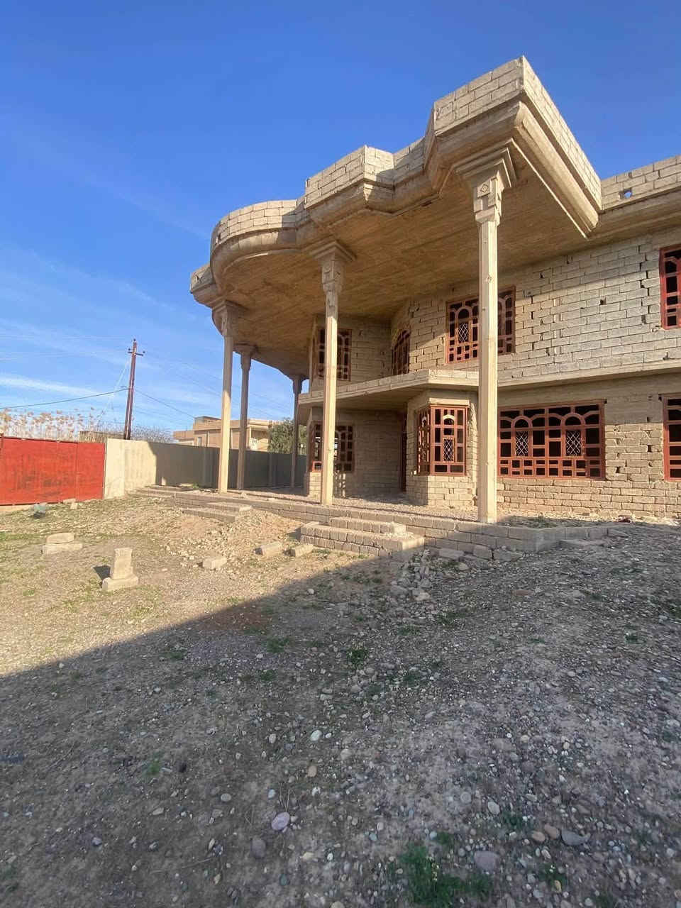 للبيع هيكل مساحة 650 متر طابو صرف حي الاسمدة مباشر على شارع 30 الدار 6 غرف نوم استقبال صالة داخلية مطبخ حار بارد صحيات دخلية ارضي طابق ثاني صحيات خارجية للاستفسار مراسلة الصفحة او الاتصال على الارقام التالية 
***********
***********
