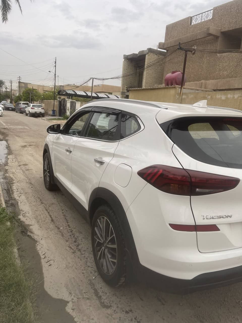 سلام عليكم 
توكسان موديل 2020
خليجي 
بصمه 5 عدسات كراسي كهرباء
رقم بغداد دولي 
سياره جديده بمعنى الكلمه 
بيه صبغ خشم البنيد فقط بدون داخل 
سعر 189 وبيه مجال المكان بغداد العامرية 
***********
