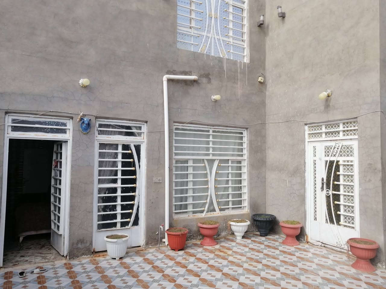 السلام عليكم
دار سكني للبيع 
طابو زراعي سند ٢٥ 
العنوان / /بابل المدحتية شارع  العماره قرب الصوره ثاني بيت عن الشارع الرايسي يبعد عن الشارع ٢٠ م 
المساحة//٢٣٢م 
الواجه //١٣ 
 عدد الغرف ٢
استقبال
صاله  
مطبخ
صحيات داخليه وخارجيه
طارمه +حديقه
خدمات كامله 
السعر //95 وبيه مجال
تحويل مباشر بعد الشراء
***********
