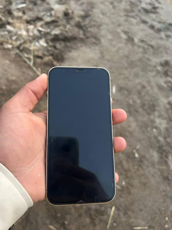 سلام عليكم ايفون 12برو ماكس  نضافه ٩٠٪؜ مكاني كربلاء طوريج ***********
