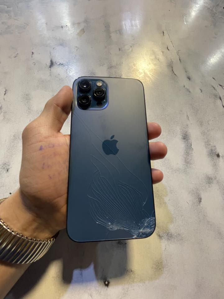 أيفون 12 برو ماكس لون نيلي مميز الجهاز  عربي شرق اوسط الجهاز كل ع وضع الشركه زلغ واحد مابي اتصال كامره اللمس فيس ايدي كلشي شغال ذاكره 256 الجهاز مبدل شاشه تفصيخ فقط شاشه تفصيخ   باقي الجهاز كل مكفول سعر الجهاز 325 وبي مجال بسيط كلش العنوان بغداد المنصور رقم تلفون ***********
