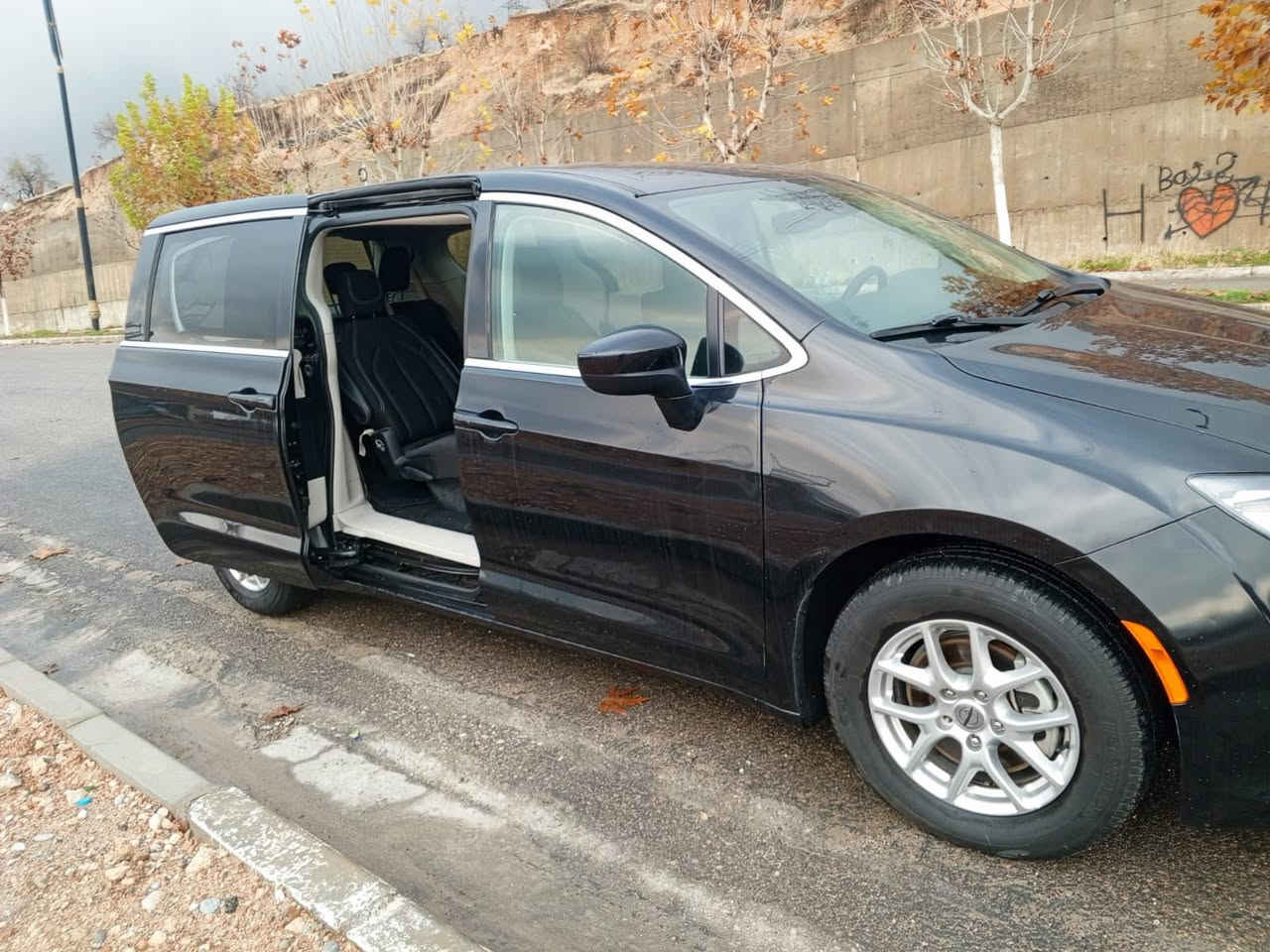 سيارة كرايسلر ميني فان، 2023 (
وصف المركبة 2C4RC1CG*PR
صنع كرايسلر
اسم الشركة المصنعة: FCA CANADA INC.
طراز فوياجر
موديل عام 2023
مدينة وندسور بلانت
كروب إل إكس
نوع المركبة: مركبة ركاب متعددة الأغراض (MPV)
بلد منشأ النبات: كندا
اسم الشركة: ويندسور أسيمبلي
حالة مصنع أونتاريو
سلسلة العربة الممتدة
نوع الجسم MPV
الوزن الإجمالي للمركبة من الفئة 2E: 6001 - 7000 رطل (2722 - 3175 كجم)
الحد الأقصى لوزن المركبة الإجمالي للفئة 2E: 6001 - 7000 رطل (2722 - 3175 كجم)
موقع عجلة القيادة: القيادة على اليسار (LHD)
نوع الدفع : دفع أمامي
نوع نظام الفرامل الهيدروليكي
عدد أسطوانات المحرك: 6
الإزاحة (سم مكعب) 3600.0
الإزاحة (CI) 219.69
الإزاحة (L) 3.6
نوع الوقود - بنزين أساسي
تصميم محرك على شكل حرف V
فرامل المحرك (حصان) ابتداءً من 287
شركة تصنيع المحركات FCA
نوع حزام الأمان: يدوي
معلومات أخرى حول نظام التقييد: أحزمة أمان نشطة
موقع الوسائد الهوائية الأمامية: الصف الأول (للسائق والراكب)
موقع الوسائد الهوائية الجانبية: جم
صبغ باب بخ أمريكي  نص جملوغ صبغ 
ماشي 70  mil
سعر 198$$
***********
