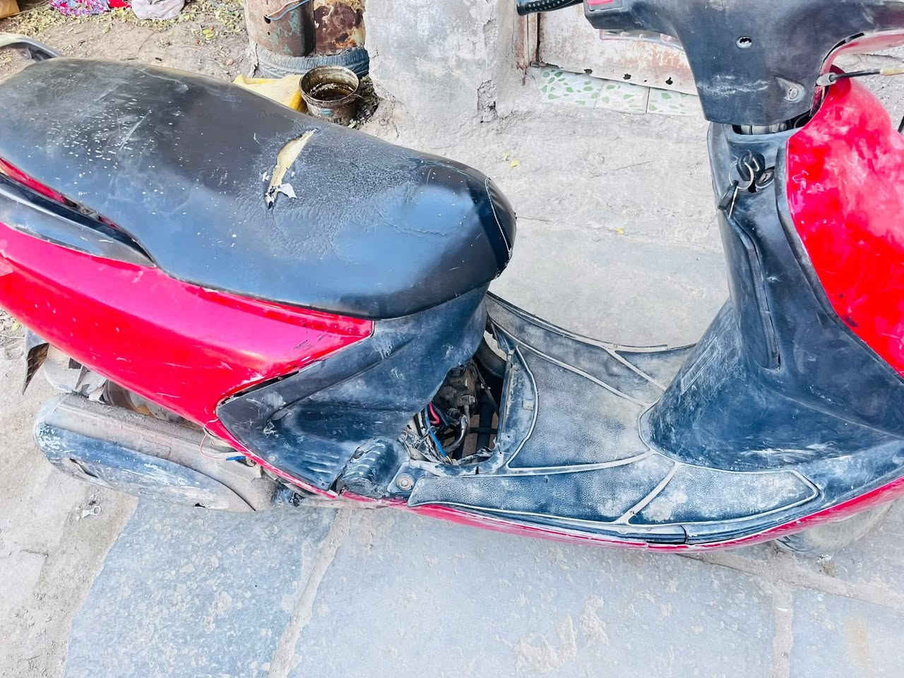 دراجه فراشه للبيع متروكه بس شغاله  ابيعك جوم حديد ب١٢٥ وبيهه مجال مكانهه الاسكان ***********
