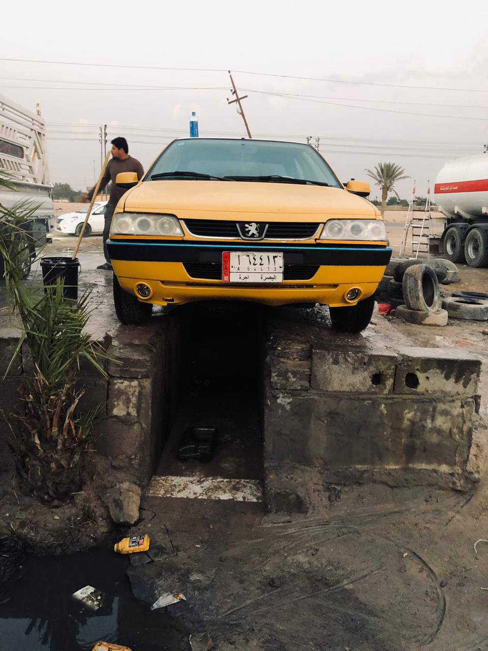 بيجو 405موديل 2016 مكينه قبل يومين شديدها جديده حداديه 100/100 تخم تاير خط ابيض جديد او لايت زنون  باتري كبريسر جديد تبريد تدفئه ملكوطه خياسات   تبديل بنيد او مدكر اثر جراد دعاميه جديده حواضن كله جديد كهربائيات كله شغاله مصفره هيئه غرامات سنويه 30رقم دوالي تحويل ثاني يوم  شرط *********** عنواني بصره السعر 37او بيها مجال
