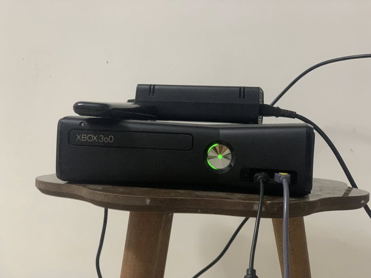 السلام عليكم
ر XBOX360 سلم
ذاكرة 250 
بيه 60 لعبة 
يدات عدد 2 
جهاز نظيف مال بيت 
السعر 115 وبيه مجال بسيط
مكاني موصل ايسر 
***********
