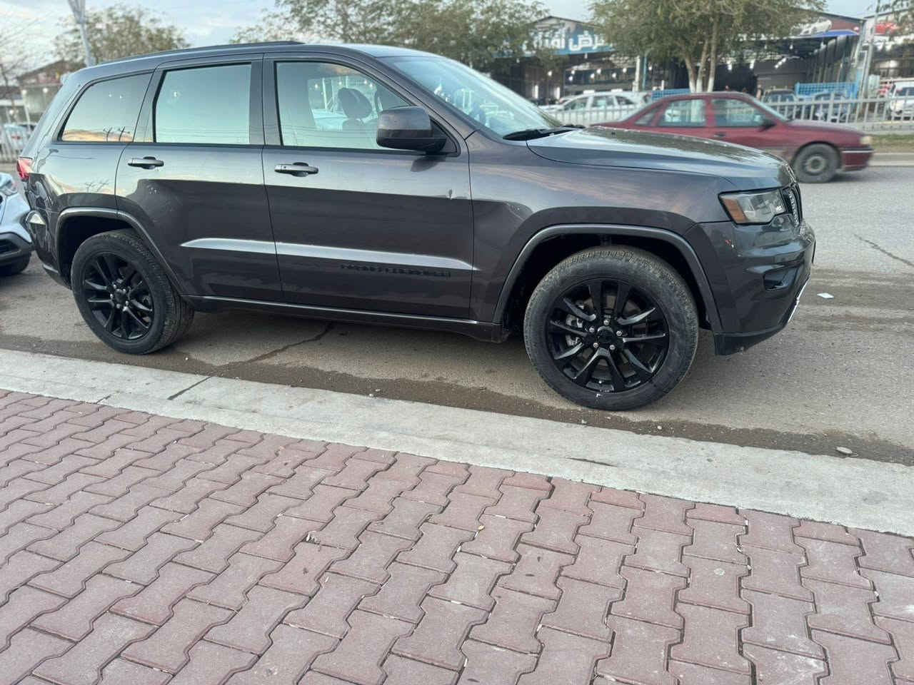 السلام عليكم جيب كراند شيروكي لاريدو موديل 2021 رقم اربيل سنويه لل2027 تحول من الشرعي مباشر ماشيه 94الف كير ومحرك بلشرط مامفتوح v6 بيها صبغ قطعتين بنيد مبدل صندك مبدل  شاشه كبيره رادارت جانبي خلفي حساسات كله شغال بصمه صندوك كهربائي تشغيل عن بعد السياره جاهزه مال جناي السعر210 وبيها مجال العنوان صلاح الدين***********
