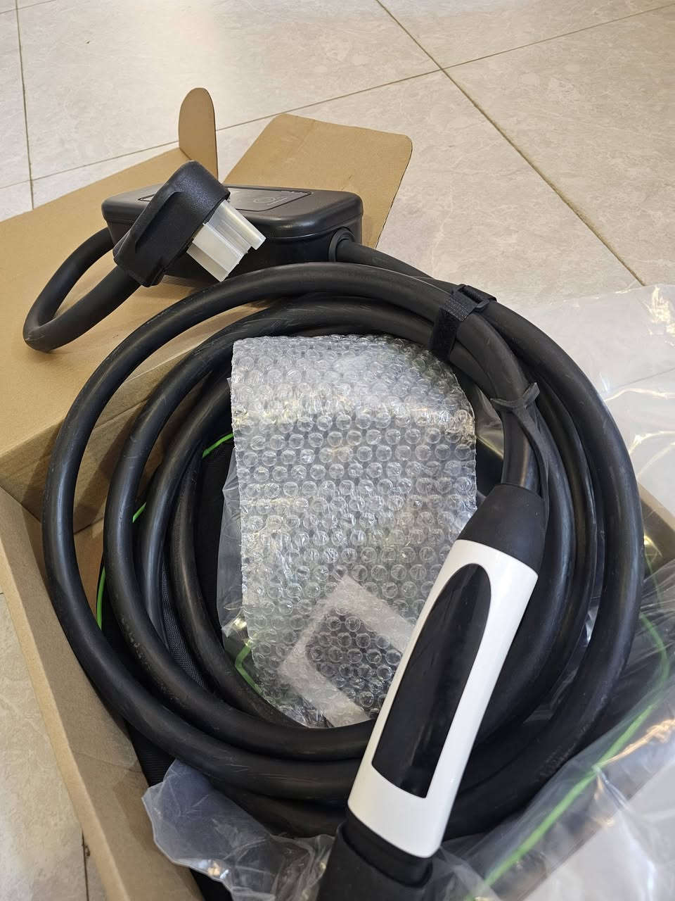 السلام عليكم شباب
كل عام والجميع بخير
شاحنة تسلا ٤٠ امبير ٩.٦ كيلو واط
اخذتها من الامارات من شركة سبارك
صارت عليه ب ٣٥٠ دولار
جديدة جدا بعدها بالباكيت استخدمتها مرتين فقط بالسفر .
اريد ابيع لان بعت السيارة

مواصفاتها 
تكدر تستخدمها ثابته بالبيت و متحركة من تسافر
٤٠ امبير متغير لحد ال ٨ امبير
تكدر تحدد تعمل بالايرث او بدون ايرث
وايرها ضخم جدا ١٠ ملم طبعا .. وطولة ٥ متر
راس الشحن تسلا مباشر بدون ادبتر
وطبعا وياها الجنطة مالتها 
سعرها ٣٠٠ الف وانطيك وياها بلك ٥٠ امبير ضد المي والاتربة
تحياتي للجميع .


**إذا كنت صاحب هذا الإعلان وتريد حذفه لأي سبب، رجاءا أرسل رسالة إلى الدعم الفني**