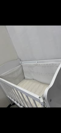 سرير أطفال • تول ومصدات • نضيفه