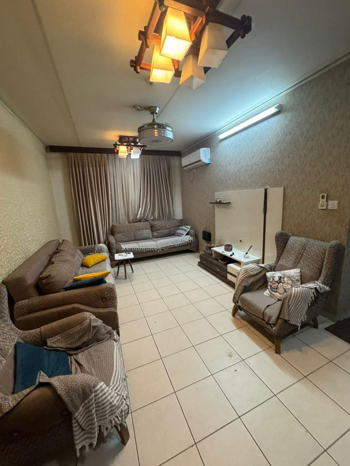 السلام عليكم ورحمة الله 
ايجار 100م
شقة بال a3 طابق خامس اول شقه بصف المصعد
أالشقة بيها اثاث جديد
تخم وبردات وطبلات وميز تليفزيون ومطبخ  متكامل من كلشي 
وبقية الغرف وديكور الشقة مابيها نقص
شرط الموجر عنده موافقة او سكن قديم 
واهم شي عائلة صغيره اهم شييي
دلالية ١٠٠ الف
سعر الايجار
600 الف ثابت
والايجار دايركت من صاحب العقار مو مكتب
***********
