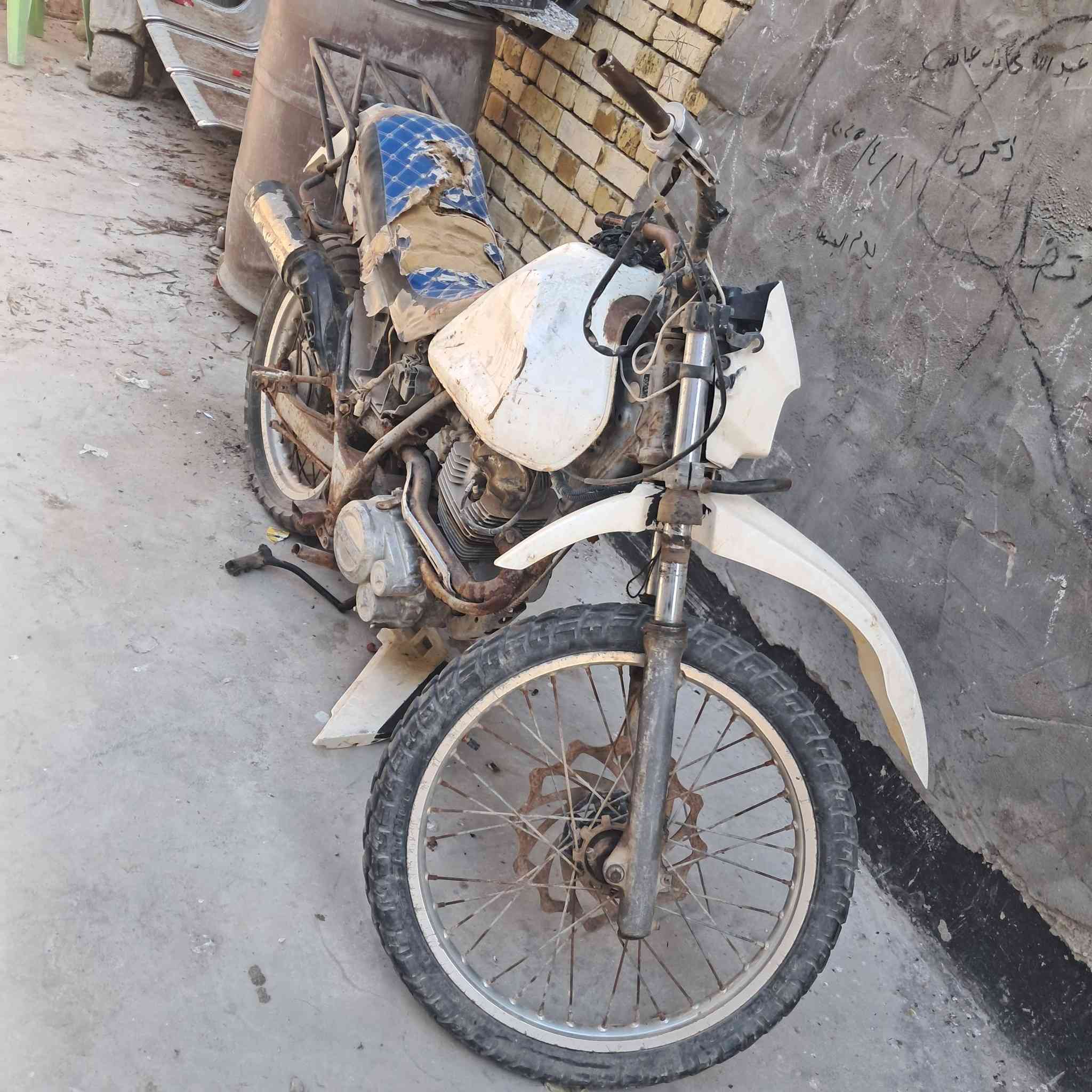 السلام عليكم ( يوجد.توصيل) 
ويل قفاز هوندا  امامي نضيف كلش مابه قطرت خياس  مع تاير.  حجم 21
جاملغ اماي. 
جاملغ خلفي 
وجه مع الايت 
***********
