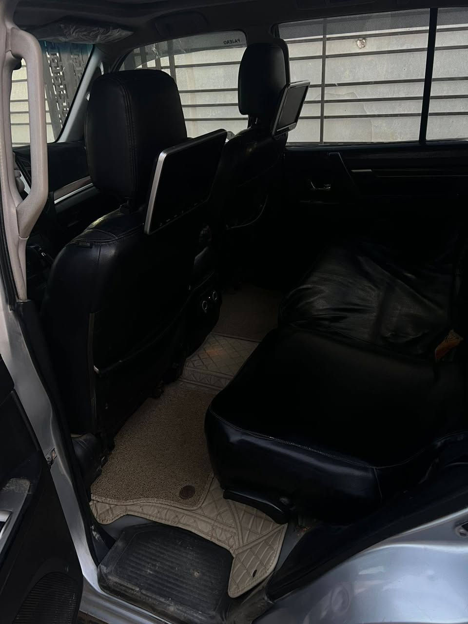 سلام عليكم سياره باجيرو ٢٠٠٨مصبوغه حزام تخم تايرجديد تبريد ثلج كيرومكينه مكفولات السعر شده وخمس ورقات سيارة وارد أمريكي منضومه زنون سيارة خير من الله الاتصال على هذا الرقم ***********
